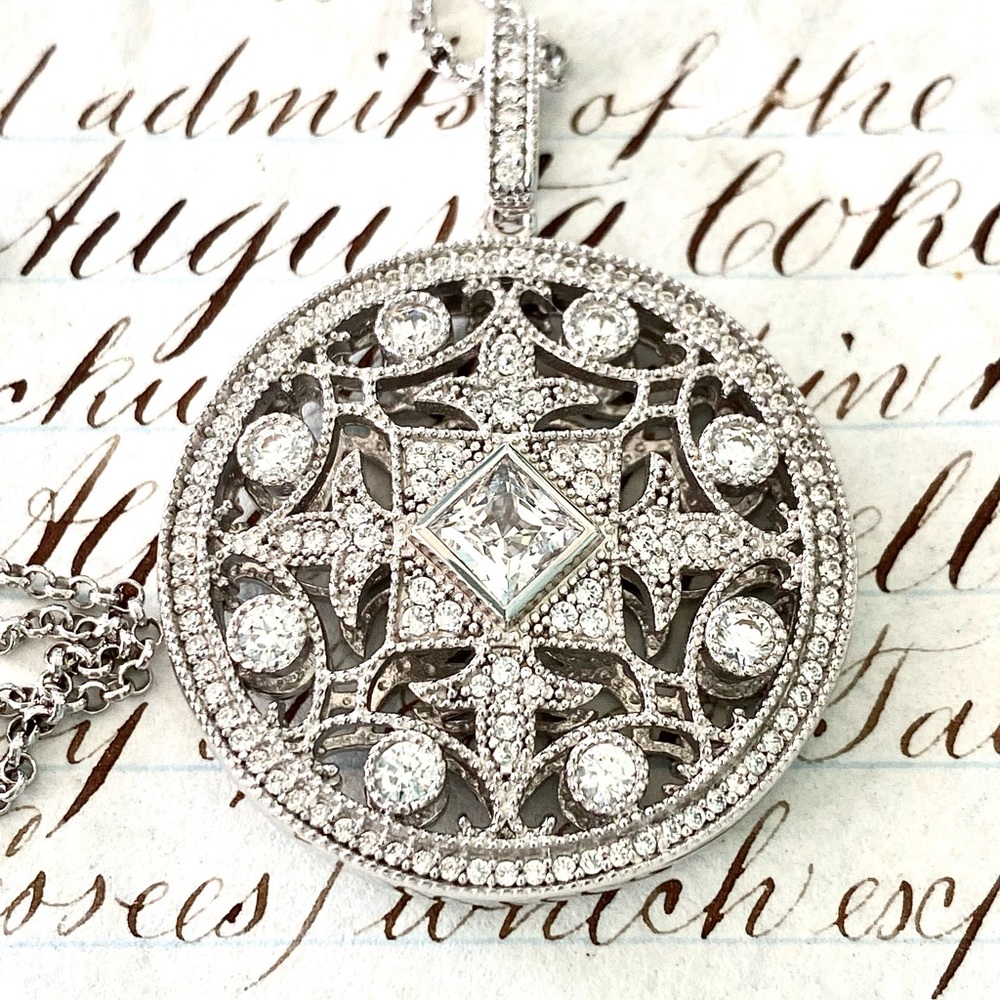 Stunning SW 925 CZ Circle Pendant & Chain